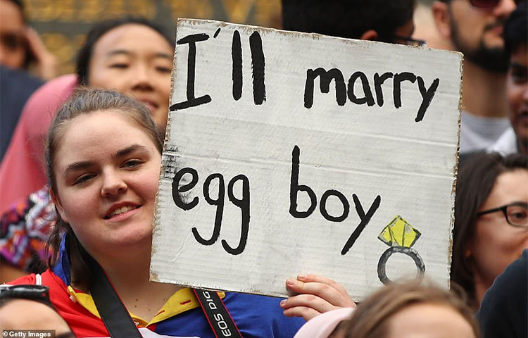 ‘আই ইউল ম্যারি এড় বয়’-লেখা প্লাকার্ড নিয়ে তরুণীরা।