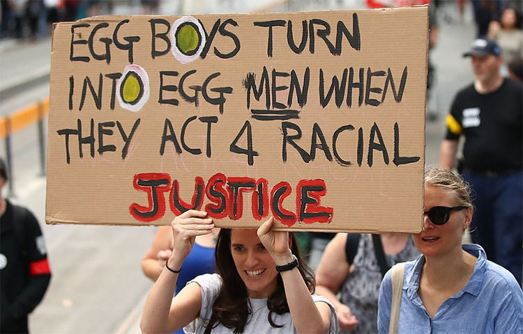 ফ্রেজার অ্যানিং নিউজিল্যান্ডের ক্রাইস্টচার্চে মসজিদে হামলার জন্য মুসলিম অভিবাসীদেরকেই দায়ী করেন। তার এ মন্তব্যকে তীব্র বর্ণবাদমূলক আখ্যা দিয়ে দেশজুড়ে তার পদত্যাগের দাবিতে আন্দোলন শুরু হয়।