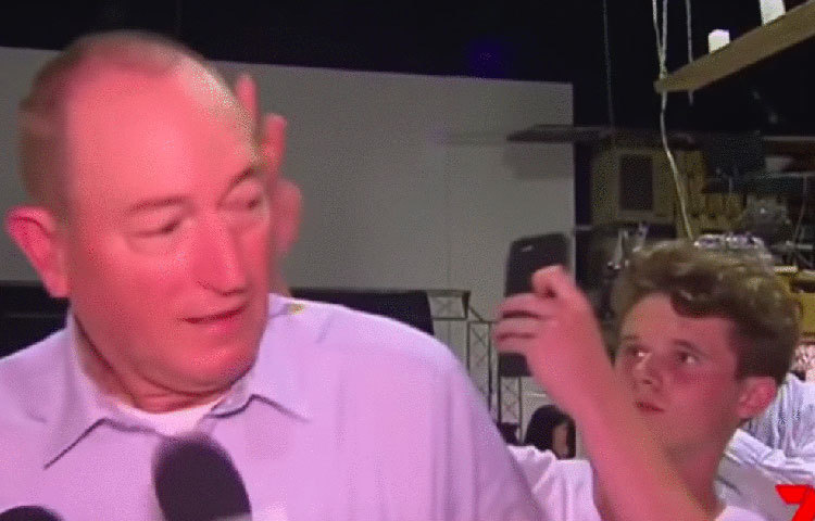 সিনেটর ফ্রেজার অ্যানিংয়ের মাথায় ডিম ভাঙছেন উইল কনোলি।