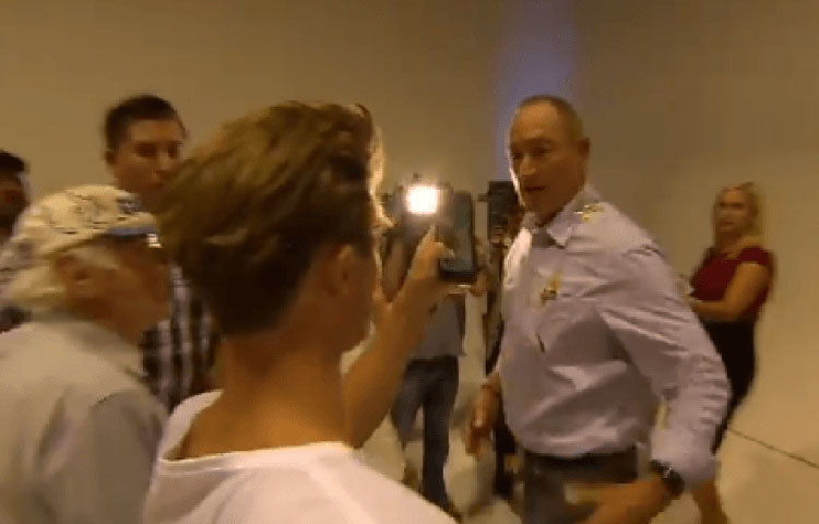 ডিম ভাঙার দৃশ্যও ভিডিও করেন উইল।