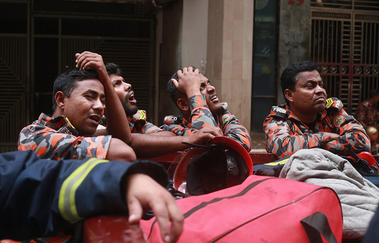 বিমর্ষ চিত্তে এফআর টাওয়ার এলাকায় দায়িত্ব পালন করছেন ফায়ার সার্ভিসের সদস্যরা। ছবি: মাহবুব আলম