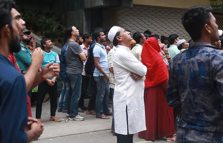 সকালের দিকে অনেকেই দেখতে আসেন এফআর টাওয়ারের নারকীয় অগ্নিকাণ্ডের দৃশ্য। ছবি: মাহবুব আলম