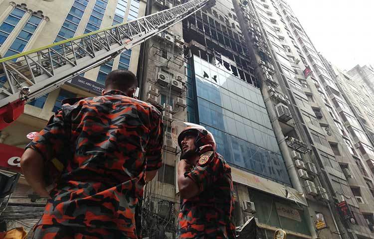 ফায়ার সার্ভিসেরকর্মীরা তাদের অগ্নিকাণ্ড পরবর্তী কাজ চালিয়ে যাচ্ছে। ছবি: মাহবুব আলম