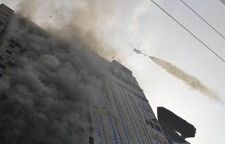 ভয়াবহ ধোঁয়ার কুণ্ডলী। ছবি: বিপ্লব দিক্ষিৎ