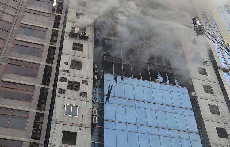 আগুনের হাত থেকে বাঁচার জন্য লাফিয়ে পড়ছেন এক হতভাগ্য। ছবি: বিপ্লব দিক্ষিৎ