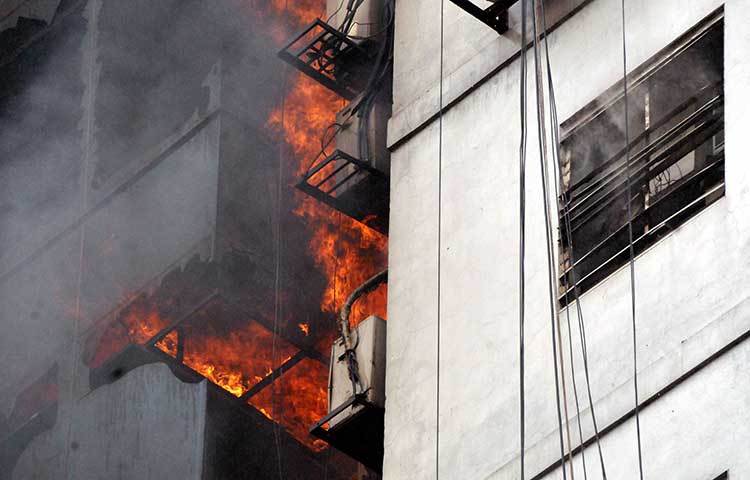 আগুনের লেলিহান শিখা। ছবি: বিপ্লব দিক্ষিৎ