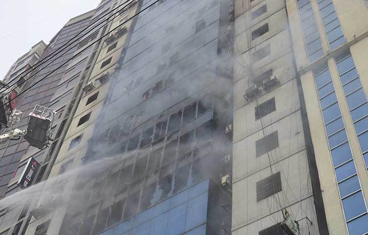 ফায়ার সার্ভিসের কর্মীরা আগুন নিভানোর কাজ করছে। ছবি: বিপ্লব দিক্ষিৎ