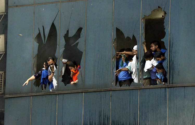 এফআর টাওয়ারের গ্লাস ভেঙে বাঁচার আকুতি জানাচ্ছে ভবনে আটকে পড়া মানুষ। এই ছবি গতকাল সামাজিক যোগাযোগ মাধ্যমে ভাইরাল হয়ে যায়। ছবি: বিপ্লব দিক্ষিৎ