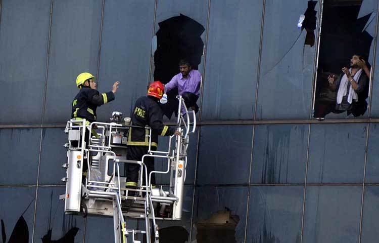 আগুন নেভানোর জন্য আনা হয়েছিল হেলিকপ্টার। ছবি: বিপ্লব দিক্ষিৎ