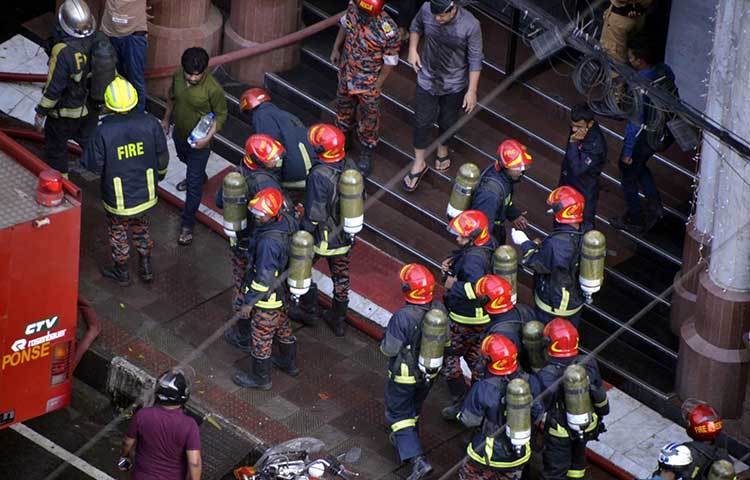ফায়ার সার্ভিসকর্মীদের উদ্ধার তৎপরতা। ছবি: বিপ্লব দিক্ষিৎ