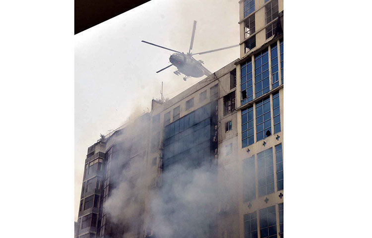 ধোঁয়ায় ছেঁয়ে গেছে চারপাশ। ছবি: বিপ্লব দিক্ষিৎ