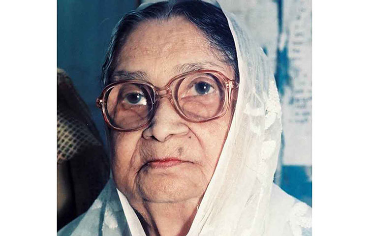 বেগম সুফিয়া কামাল: তিনি শুধু বাংলাদেশের শ্রেষ্ঠ মহিলা কবিই নন, নারী আন্দোলন ও বিভিন্ন সাংস্কৃতিক আন্দোলনের পুরোধা ব্যক্তিত্বও ছিলেন।