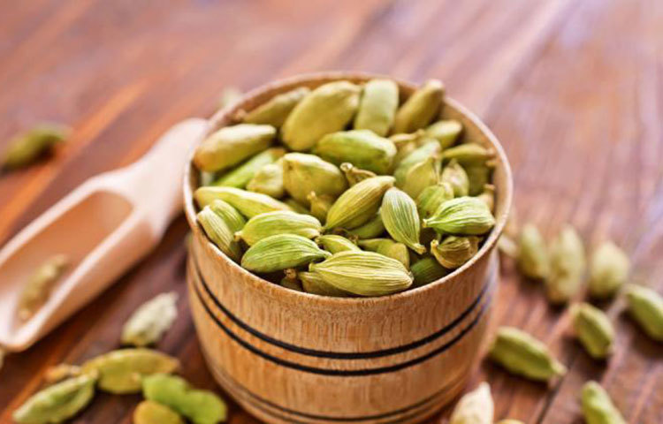 এলাচ: চীনা ঐতিহ্য অনুসারে এলাচ চা পান করলে দীর্ঘায়ু অর্জিত হয়। এলাচ চা দেহকে বিষমুক্তকরণ এবং দেহের আভ্যন্তরীণ সিস্টেমকে পরিষ্কারকরণে কাজ করে। এটি গন্ধসার তেল সমৃদ্ধ যা আপনার দেহের সুগারের মাত্রা নিয়ন্ত্রণ করে, রক্তচলাচল জোরদার করে এবং জীবনীশক্তি ধরে রেখে দেহের শক্তিও মাত্রাও উন্নত করে।