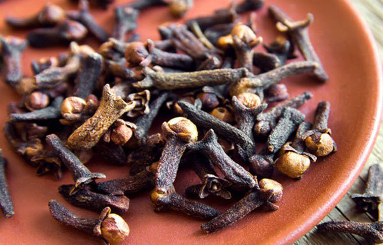 লবঙ্গ: এতে রয়েছে ছত্রাকনাশক, ব্যাকটেরিয়ারোধী, জীবাণুনাশক এবং বেদনানাশক উপাদান। এছাড়া এতে আরো রয়েছে বিস্ময়কর সব রোগপ্রতিরোধী উপাদান। লবঙ্গতে আছে প্রচুর পরিমাণ ম্যাঙ্গানিজ যা আপনার পরিপাকতন্ত্রের ব্যবস্থাপনা এবং আপনার স্নায়ুতন্ত্রকে স্থিতিশীল রাখতে কার্যকর।