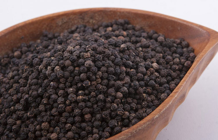 গোল মরিচ: বিশ্বব্যাপী বিভিন্ন রান্না পদ্ধতিতে ব্যবহৃত একটি সার্বজনীন মশলা হলো গোল মরিচ। গোল মরিচে থাকা পিপারাইন হলুদে থাকা সারকুমিন শোষণে সহায়তা করে। এটি গোল মরিচের শক্তিশালি স্বাস্থ্য উপকারিতামূলক উপাদান। এটি আপনার পরিপাকতন্ত্রকে আরো শক্তিশালীকরণেও কাজ করে।