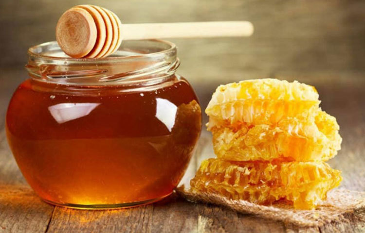 মধু: রাশিয়ার অধ্যাপক নিকোলাল ভ্যাসলিয়েভিচ-এর এক গবেষণায় দেখা গেছে, রাশিয়ার ককেশাস পর্বত এলাকার বাসিন্দাদের যারা ১২৫ বছরেরও বেশি বছর আয়ু পেয়েছেন তারা নিয়মিতভাবে মৌচাক থেকে সংগ্রহ করা তাজা মধু খেতেন।