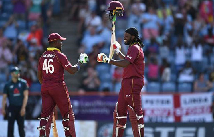 ক্রিস গেইল খেললেন মাত্র ২৭ বল। করলেন ৭৭ রান। ৯টি ছক্কা ও ৫টি চার মারলেন তিনি। একইসঙ্গে করে ফেললেন বিশ্বরেকর্ড।