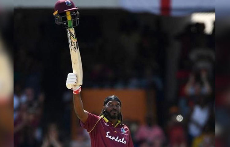 এক সিরিজে সর্বাধিক ছক্কা হাঁকানোর রেকর্ড গড়লেন গেইল। ইংল্যান্ডের বিরুদ্ধে সিরিজে তিনি ৩৯টি ছক্কা মারলেন। এর আগেও বিশ্বরেকর্ড অবশ্য তারই পকেটে ছিল। ২০১৫ বিশ্বকাপে ২৬টি ওভার বাউন্ডারি মেরেছিলেন তিনি। গেইলের পরে রয়েছেন রোহিত শর্মা। ২০১৩-১৪ মৌসুমে অস্ট্রেলিয়ার বিরুদ্ধে একদিনের সিরিজে ২৩টি ছক্কা মেরেছিলেন রোহিত।