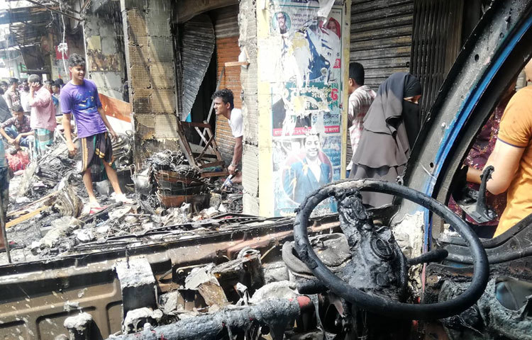 আগুনে পুড়ে সব ছাই হয়ে গেছে।