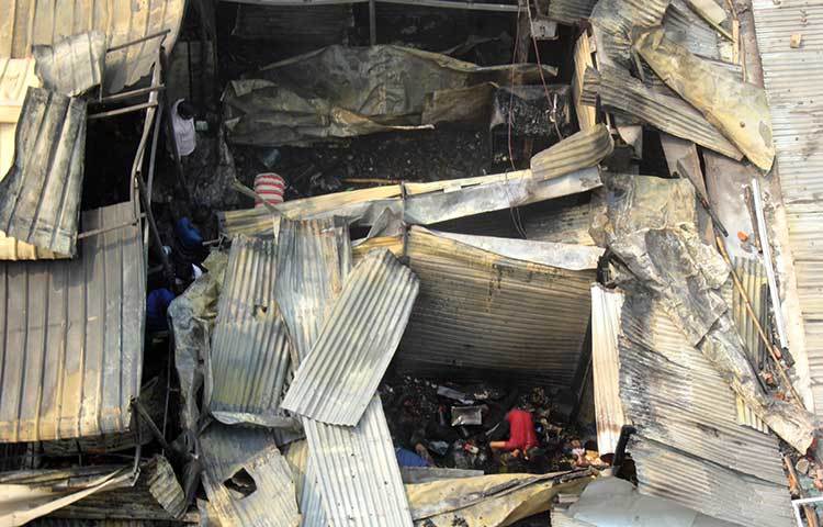 আগুনে পুড়ে দোকান ও দোকানের টিন লণ্ডভণ্ড হয়ে গেছে। ছবি: বিপ্লব দিক্ষিৎ