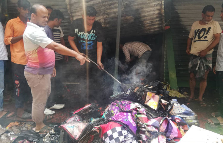 আগুনে পুড়ে যাওয়া মালপত্র বের করছেন দোকানীরা। চোখের সামনেই পুড়েছে দীর্ঘদিনে কষ্টে গড়া সম্পদ।
