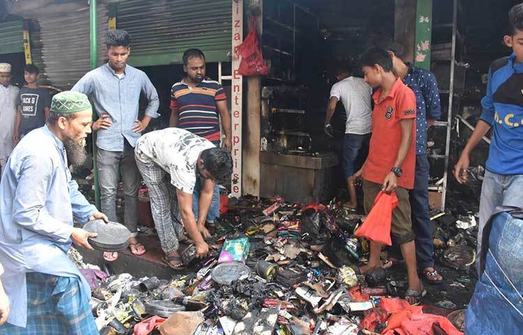 পুড়ে যাওয়া মালপত্র সরানো হচ্ছে। ছবি: বিপ্লব দিক্ষিৎ