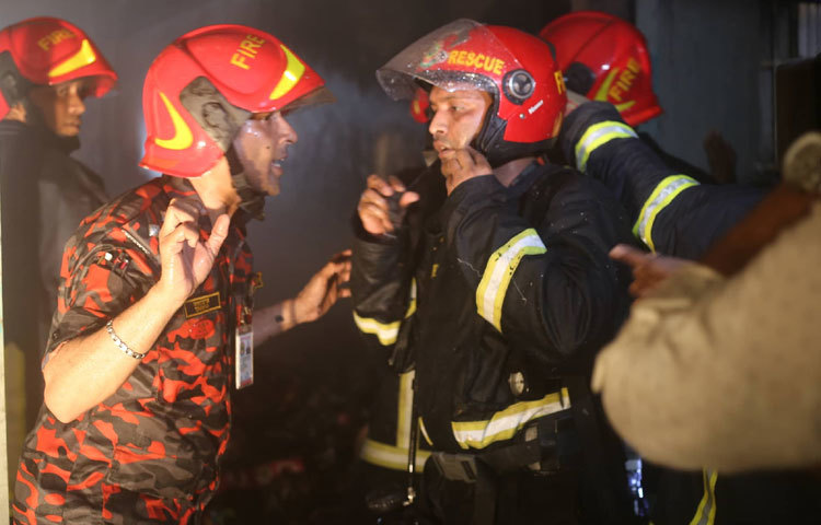 সর্বশেষ ২০টি ইউনিট আগুন নিয়ন্ত্রণে কাজ করে। আগুন নিয়ন্ত্রণে ফায়ার সার্ভিসের সঙ্গে নৌ বাহিনীর সদস্যরাও যোগ দেয়।