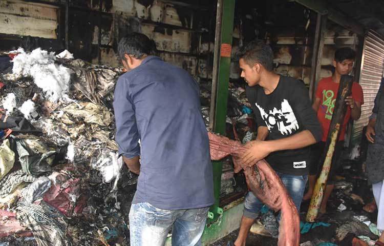 তাদের জীবনের সম্বল পুড়ে ছাই হয়েছে, শেষ হয়েছে স্বপ্ন। ছবি: বিপ্লব দিক্ষিৎ