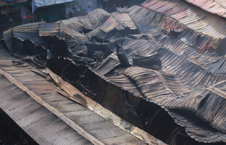 আগুনে পুড়ে কুচকে গেছে অনেক দোকানের টিন।