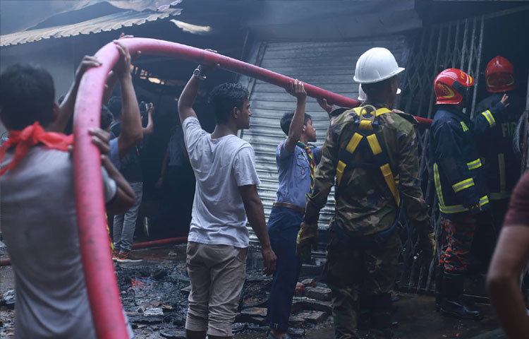 ভোর ৫টা ৪৮ মিনিটে আগুন লাগার খরব পেয়ে ৫টা ৫৫ মিনিটে মাত্র সাত মিনিটের মাথায় ফায়ার সার্ভিসের কর্মীরা ঘটনাস্থলে পৌঁছায়। প্রথমে তাদের ১১টি ইউনিট কাজ শুরু করে।