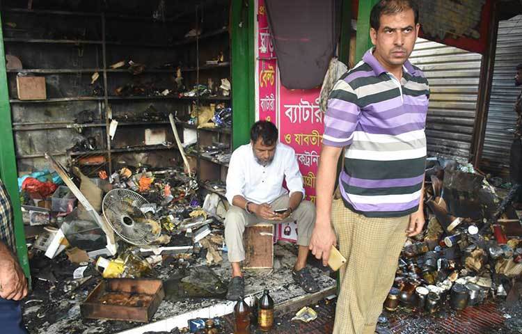 এটাই ছিল হয়তো তাদের জীবনের শেষ সম্বল। সেই সম্বলটুকু হারিয়ে নির্বাক তারা। ছবি: বিপ্লব দিক্ষিৎ