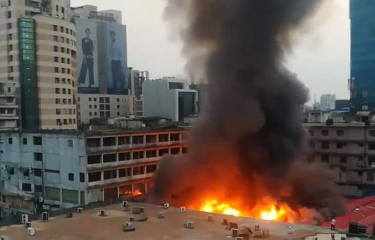 দাউদাউ করে জ্বলছে গুলশানের আগুন। ছবি: মাহবুব আলম