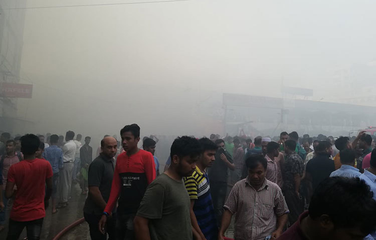 আগুন দেখতে আসা কৌতূহলী মানুষের ভিড়। ছবি: মাহবুব আলম