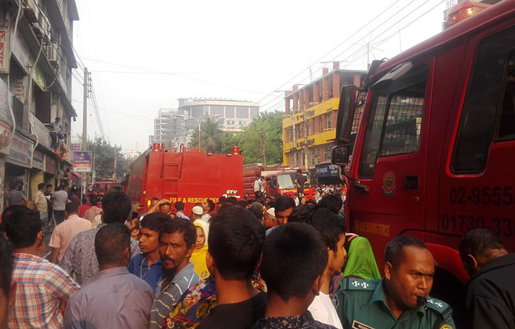 মানুষের ভিড়ের কারণে ফায়ার সার্ভিসের গাড়ির যেতে সমস্যা হয়। ছবি: মাহবুব আলম