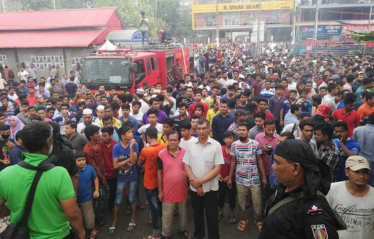 কৌতূহলী মানুষ নিয়ন্ত্রণে আনতে আইন শৃংঙ্খলা রক্ষাকারী বাহিনী তৎপরতা চালায়। ছবি: মাহবুব আলম