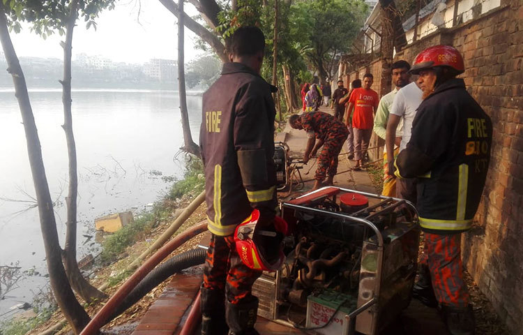 গুলশান লেক থেকে আগুন নিয়ন্ত্রণের জন্য মেশিন দিয়ে পানি নেয়া হয়। ছবি: মাহবুব আলম