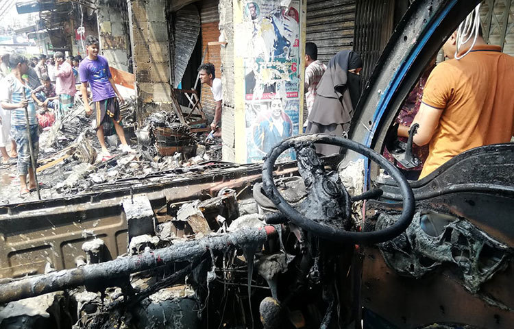 আগুনে পুড়েছে মার্কেটের পাশে রাখা একটি গাড়ি। ছবি: মাহবুব আলম