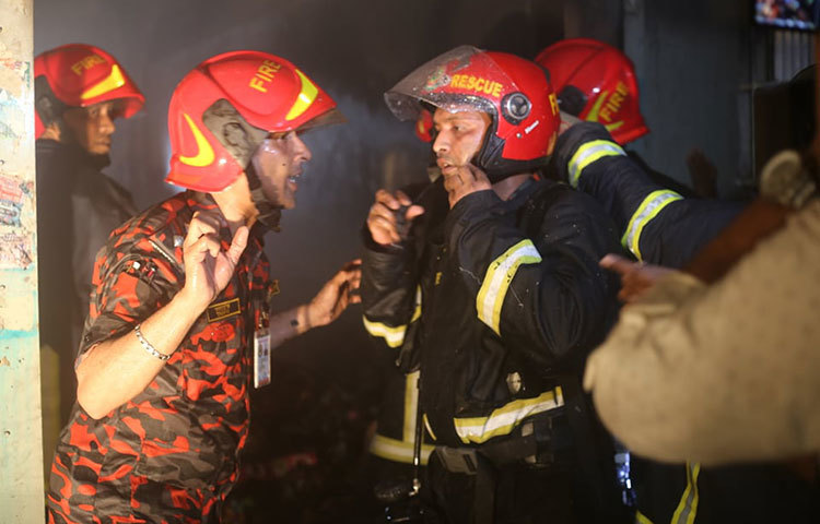 কীভাবে আগুন তাড়াতাড়ি নিয়ন্ত্রণ করা যায় তার জন্য পরামর্শ করছেন ফায়ার সার্ভিসেরকর্মীরা। ছবি: মাহবুব আলম