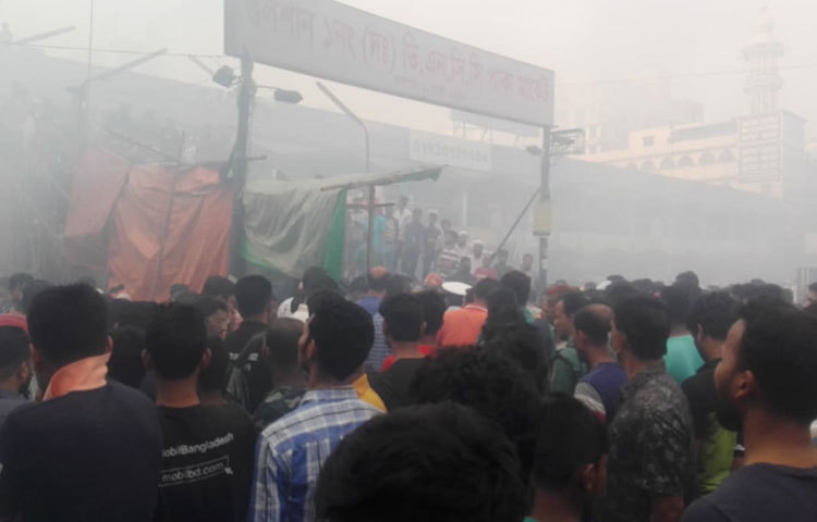 আগুন দেখতে আসা কৌতূহলী মানুষের ভিড়। ছবি: মাহবুব আলম