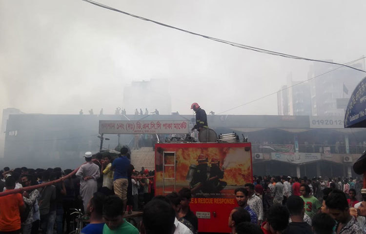 আগুন নিয়ন্ত্রণে কাজ করছে ফায়ার সার্ভিসেরকর্মীরা। ছবি: মাহবুব আলম