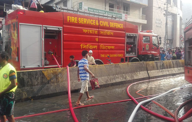 ফায়ার সার্ভিসের আগুন নিয়ন্ত্রণের তৎপরতা চালাচ্ছে। ছবি: মাহবুব আলম