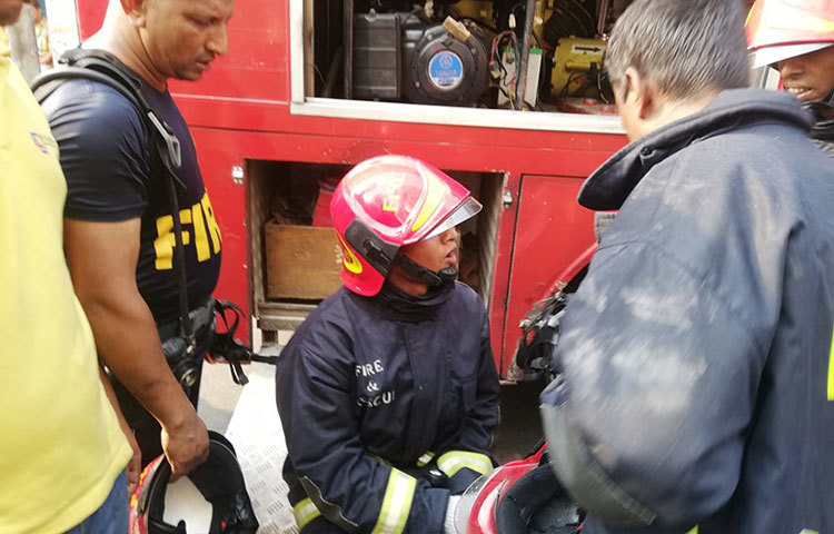 আগুন নিয়ন্ত্রণের প্রাণ পণ চেষ্টা করছেন ফায়ার সার্ভিসেরকর্মীরা। ছবি: মাহবুব আলম