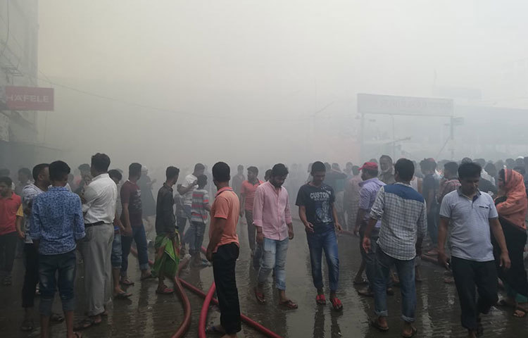 কৌতূহলী মানুষের ভিড়ে আগুন নিয়ন্ত্রণের কাজ করতে সম্যাসা দেখা দেয়। ছবি: মাহবুব আলম