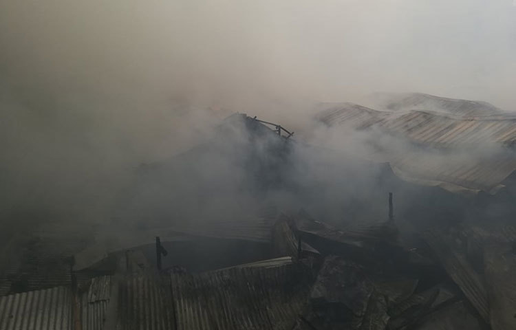 রাজধানীর গুলশান-১ এর ডিএনসিসি মার্কেটের কাঁচাবাজার ও সুপার মার্কেটে আগুনের ঘটনা তদন্তে পাঁচ সদস্যের কমিটি গঠন করেছে ফায়ার সার্ভিস ও সিভিল ডিফেন্স অধিদফতর। ছবি: মাহবুব আলম