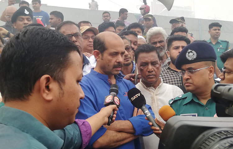 অগ্নিকাণ্ডের স্থান পরিদর্শনে আসেন ঢাকা উত্তর সিটি করপোরেশনের মেয়র আতিকুল ইসলাম। ছবি: মাহবুব আলম