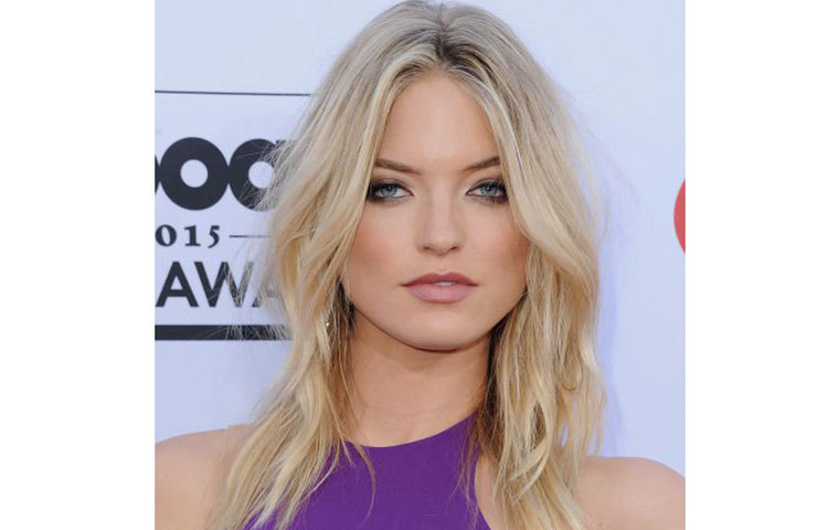 মার্থা হান্টস দিয়েছেন পিসি ওয়েভস কাট।