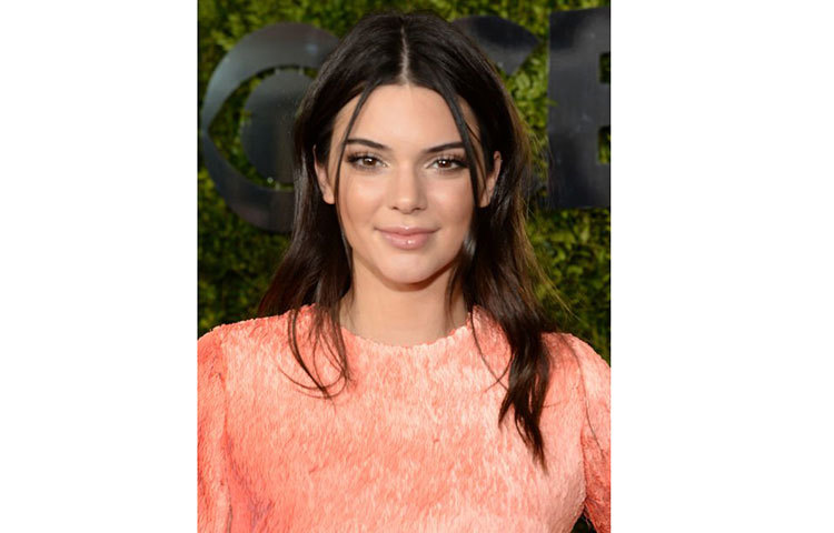 কেন্ডাল জেনারের এই চুল মসৃণ, কিন্তু মসৃণভাবে পড়ে থাকেনি।