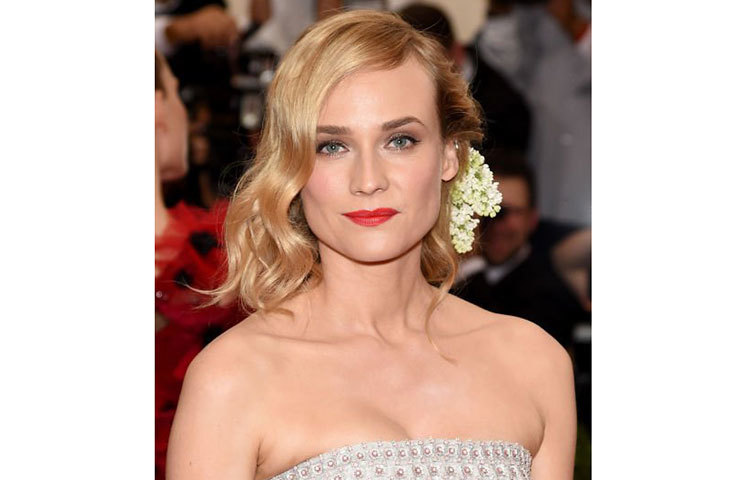 ডায়ানে ক্রুগারের এই কাটের ফুল গুঁজে নিতে পারেন।