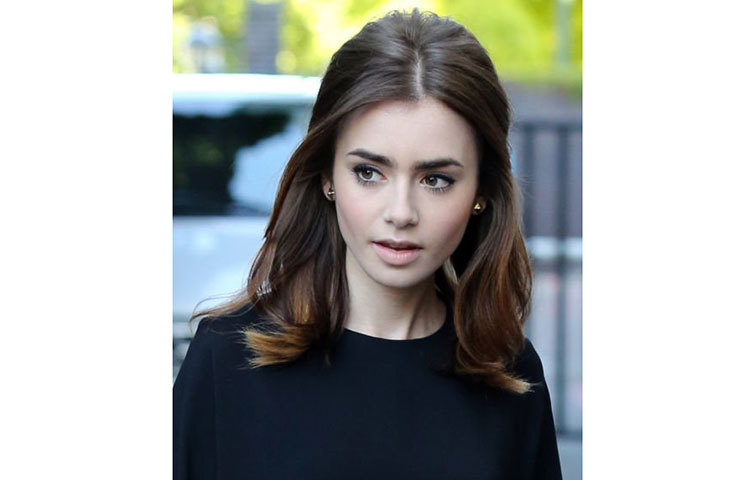 লিলি কলিন্সের রেট্রো বোফান্ট। এই কাটে সব সময় তারুণ্য ধরে রাখে।