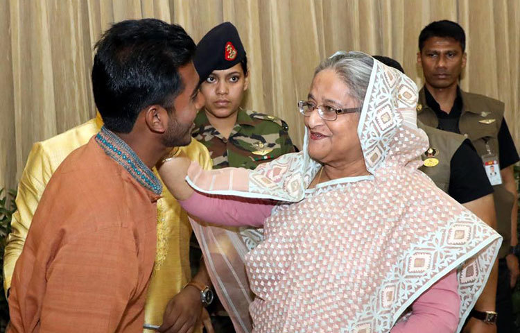 নুরের মাথায় হাত বুলিয়ে কথা বলছেন প্রধানমন্ত্রী।